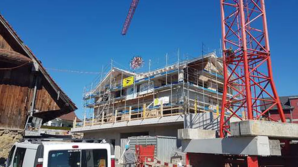 Zweifamilienhaus in Oberebersol, Rohbau mit Baukran